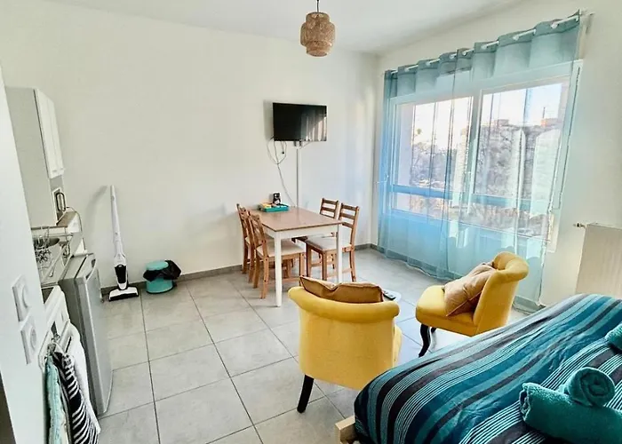 Studio Neuf, Metro, Residence Protegee