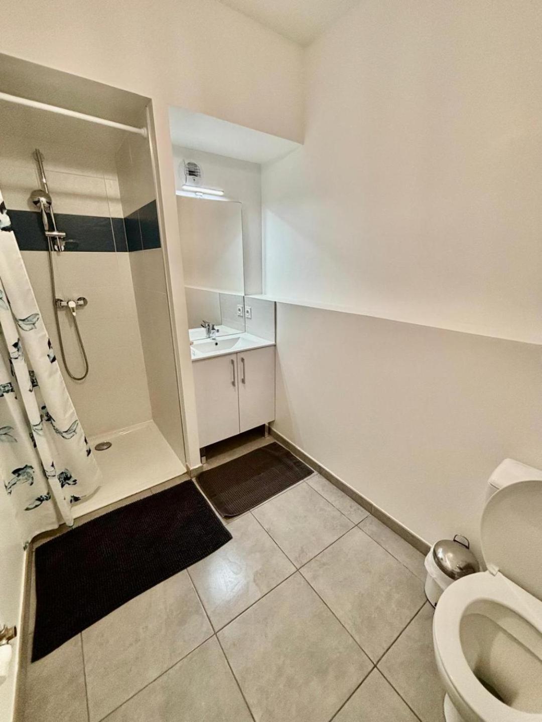 Neuf, Metro, Protegee Apartment *